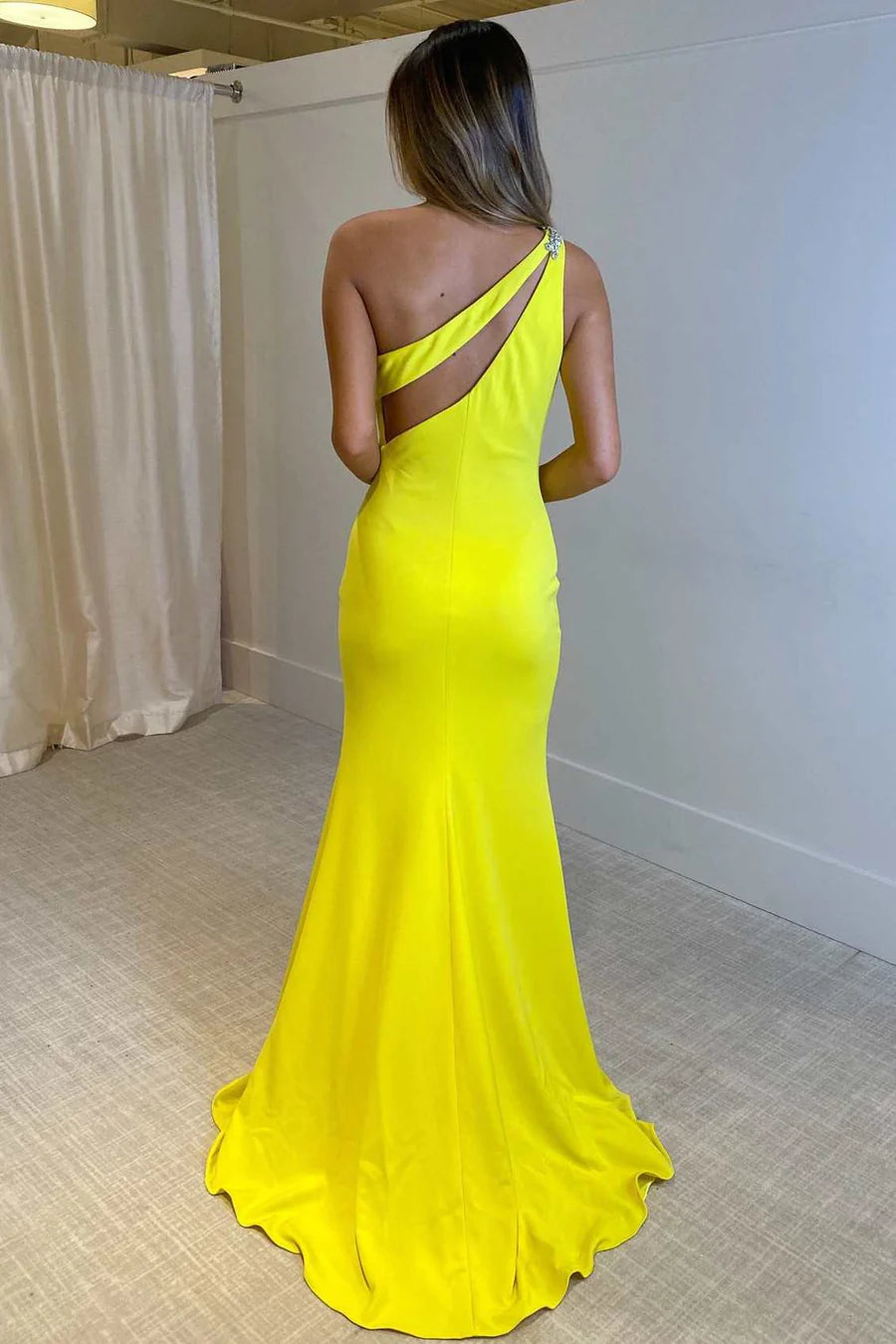 Vestido de fiesta de sirena con un solo hombro, abertura y pedrería